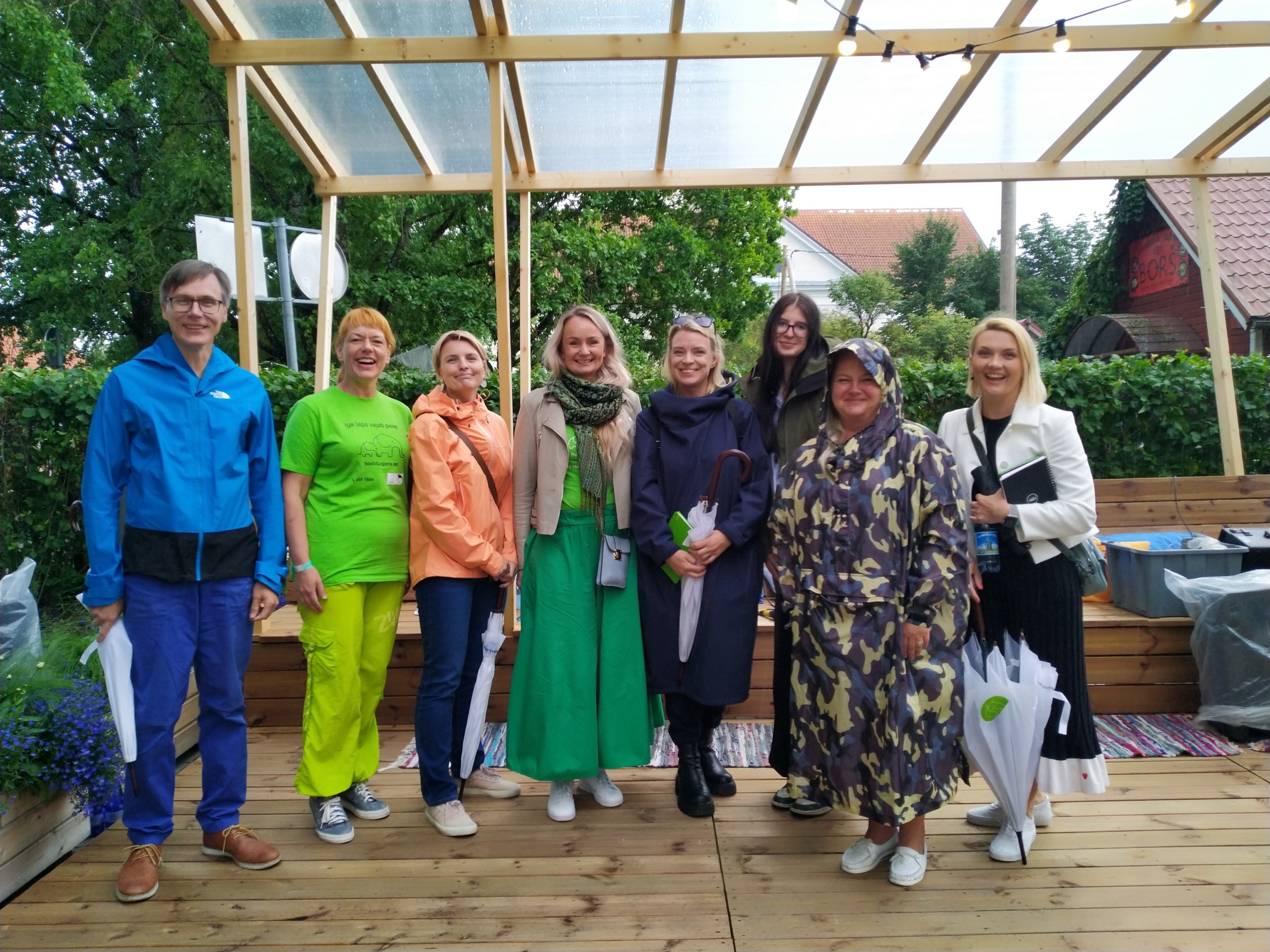 Fotol: hoolduspere vanem Ahto, SKA perede hindaja Aasa Rohtla, hoolduspere vanem Külli, SKA laste heaolu osakonna nõunik Raili Pütsepp, ERR ajakirjanik Grete Lõbu, hooldusperes kasvanud Lisandra, Tallinna Rändekeskuse juht Kaisa Üprus-Tali ja psühholoog-nõustaja Kristel Päll